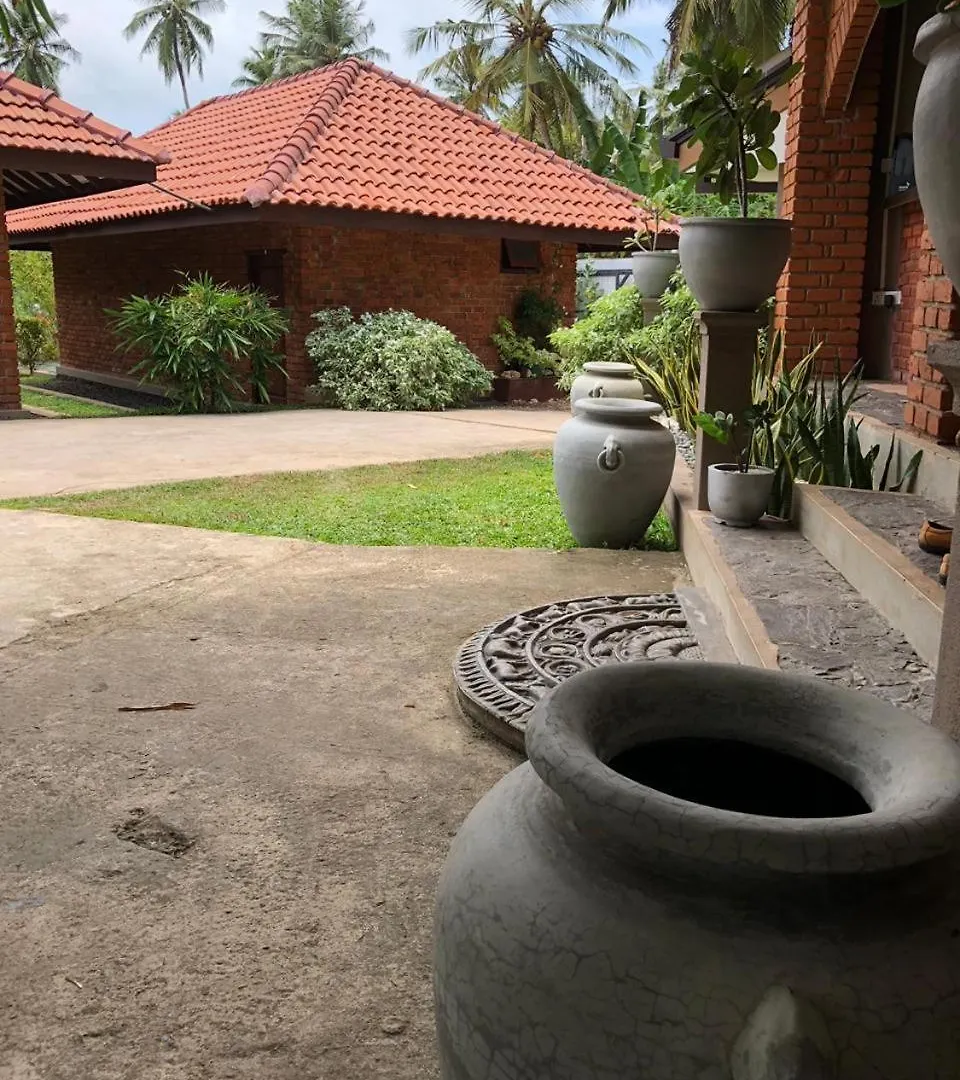 Suri Retreat Villa Negombo 0*,